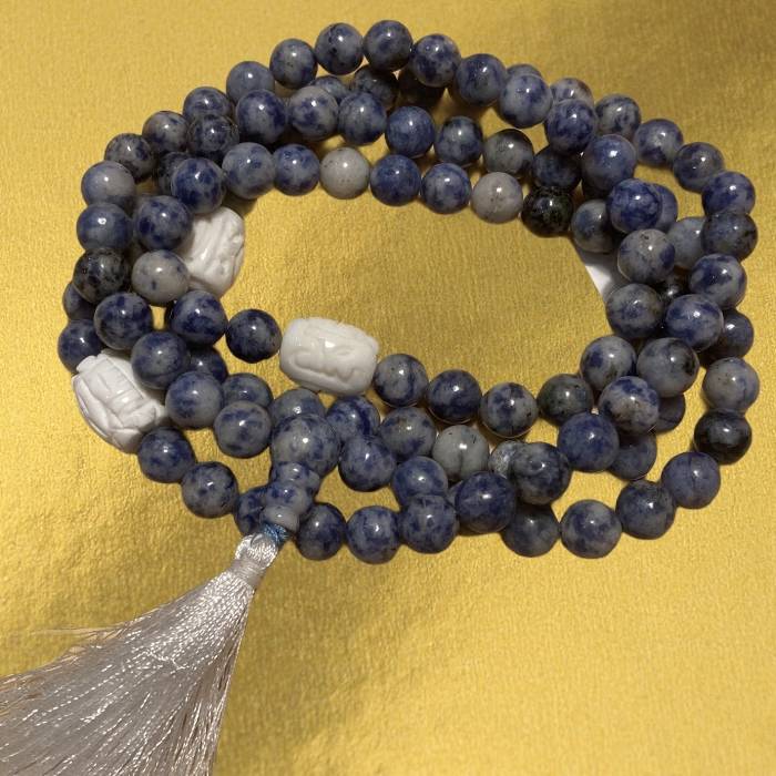 Szodalit mala kagyló osztókkal