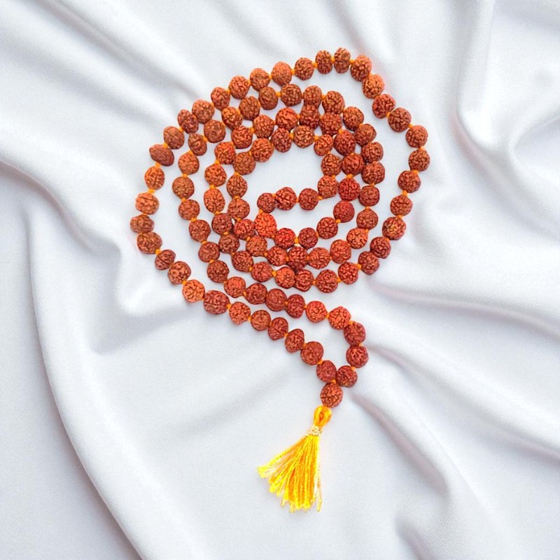 Rudraksha mala szemenként csomózott 8 mm-es szemekkel